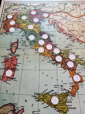 medagliere con una carta geografica del 1970